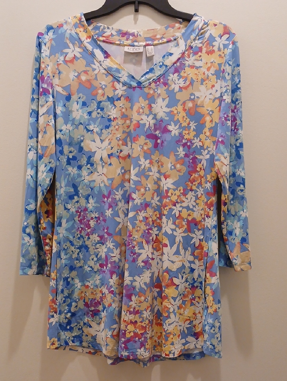 Logo Lori Goldstein Colorful Blue Floral V-Neck Swing Top Small